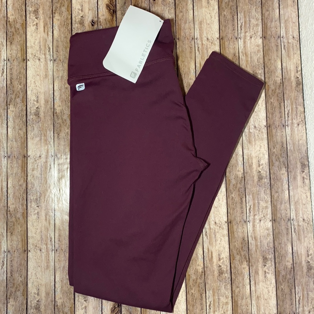 NWT FABLETICS SALAR SHORT Leggings XS